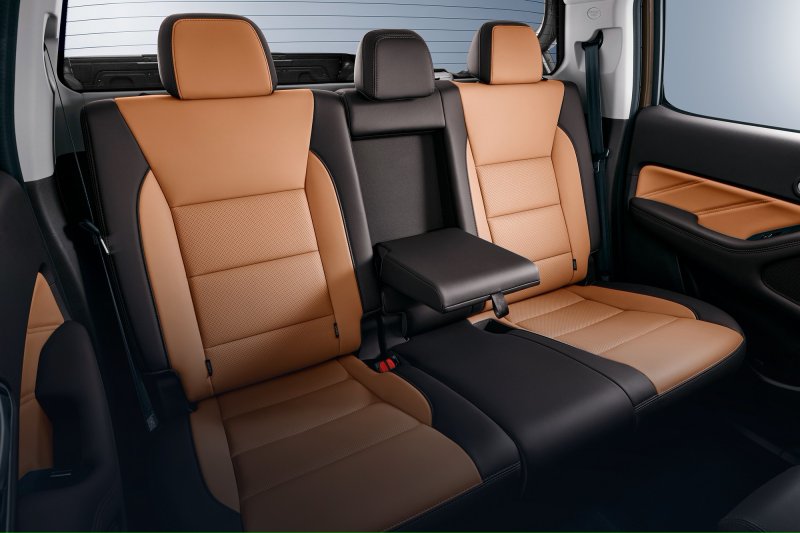 Артқы қатардағы шынтақтаяныш, 60:40 пропорциясында жиналатын артқы орындық